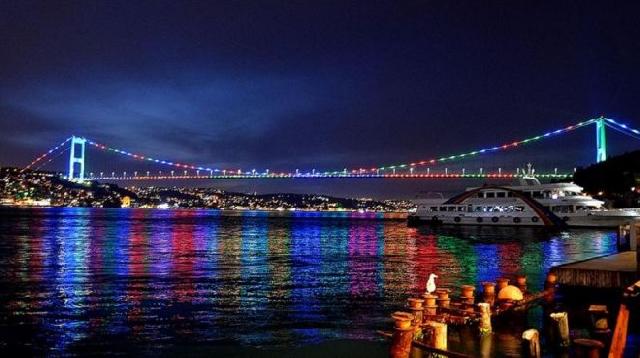 İstanbulda körpülər Azərbaycan bayrağının rənglərində işıqlandırıldı