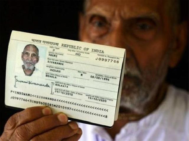 Dünyanın ən yaşlı adamı pasportunu təqdim etdi