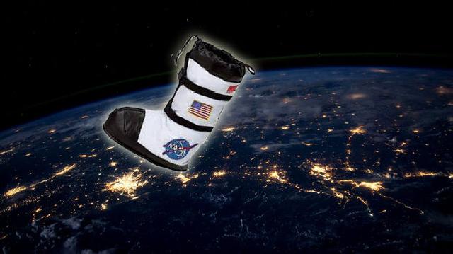 Amerikalı astronavt açıq kosmosda ayaqqabısını islatdı