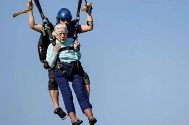 104 yaşlı qadın paraşütlə tullandı