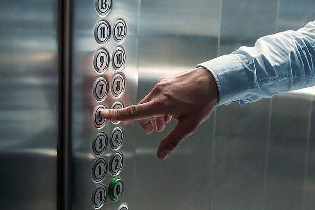 Çoxmərtəbəli binanın lift problemi