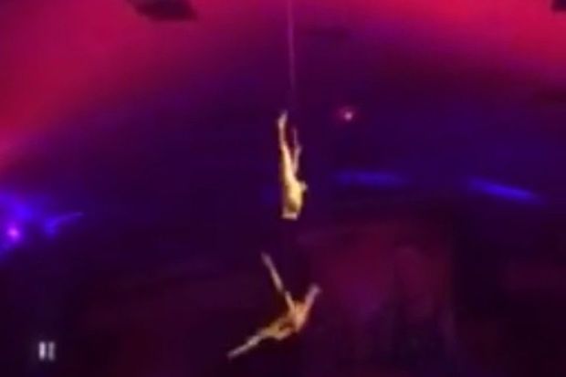 Rusiyada sirkdə dəhşət: Akrobat hündürlükdən yıxıldı – VİDEO