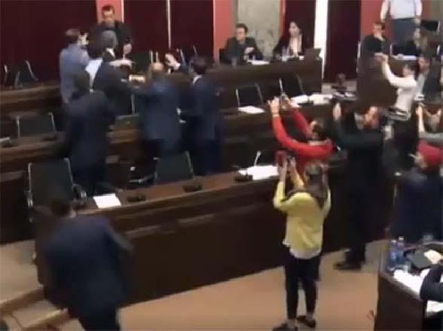 Parlamentdə dava (VİDEO)
