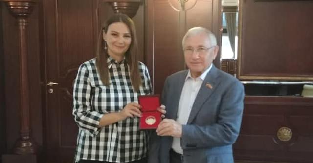 Qənirə Paşayeva yubiley medalı ilə təltif edilib