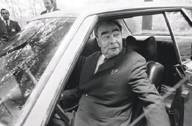 Moskvada Brejnevin sürücülük vəsiqəsi hərraca çıxarıldı - FOTO