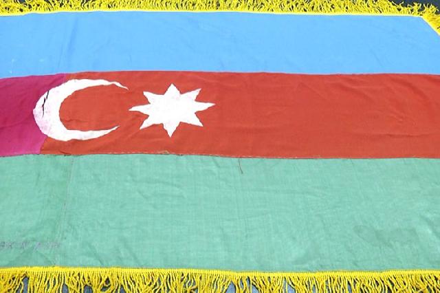 Azadlıq meydanında qaldırılan ilk Azərbaycan bayrağı