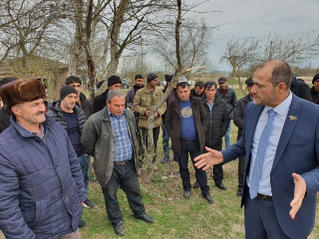 Razi Nurullayevin sakinlərlə görüşü davam edir