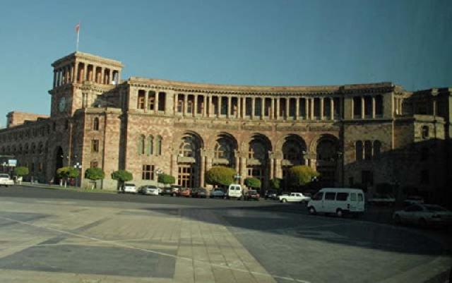 Ermənistanda hökumət binası yandı