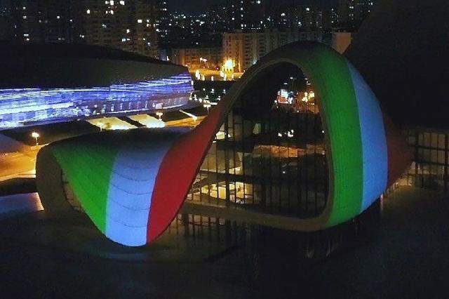 Heydər Əliyev Mərkəzinin binası üzərinə İtaliya bayrağının videoproyeksiyası İtaliyada böyük maraqla qarşılanıb