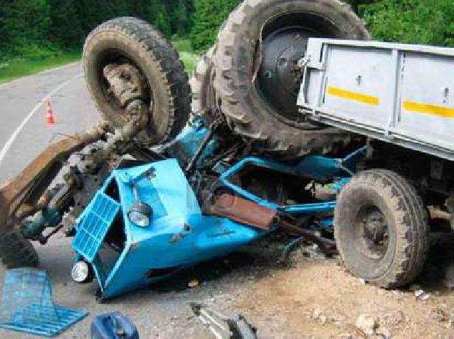Bərdədə FACİƏ - Ata traktoru aşırdı, oğlu öldü
