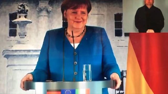 Merkelin görüntüləri sosial mediada böyük maraqla qarşılandı - VİDEO