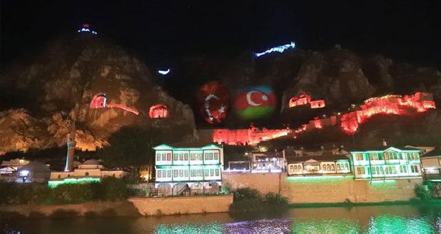 Türkiyədə dağ Azərbaycan bayrağının rənglərinə büründü - FOTO