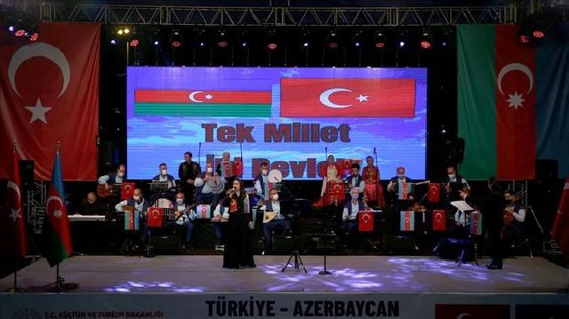 Azərin Türkiyədə konsert verdi - VİDEO
