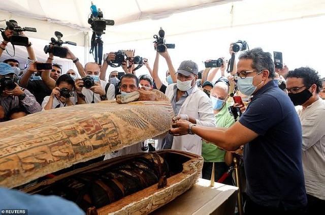 Misirdə 2500 il əvvəl dəfn edilmiş sarkofaq açıldı - FOTO/VİDEO