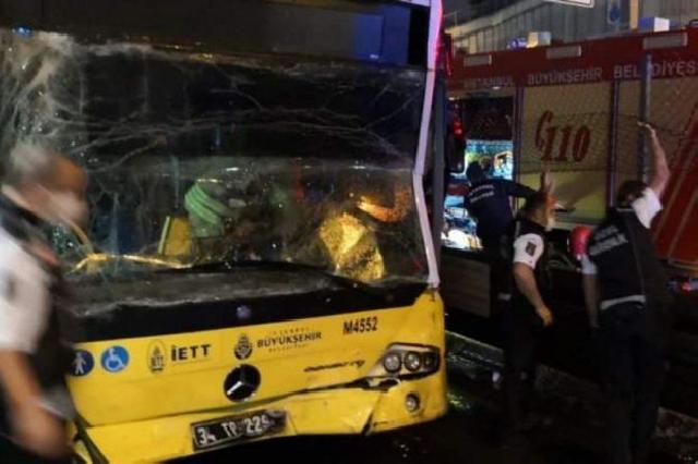 İstanbulda metrobus qəzası baş verib - VİDEO