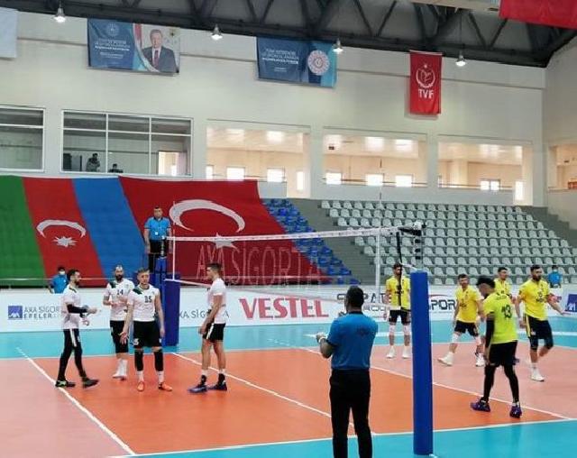 Türkiyə klubu “Fənərbağça” ilə oyunda Azərbaycana dəstək oldu - FOTO