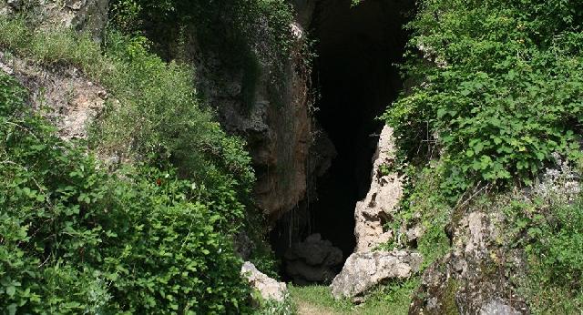 Azıx mağarasını kim kəşf edib və sakinləri kim olub?