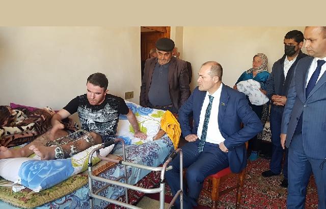 Deputat yaralı qazini ziyarət edib