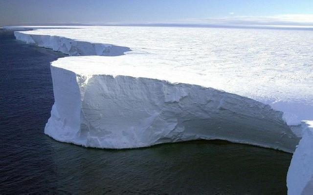 Ən böyük aysberq Antarktidadan ayrıldı