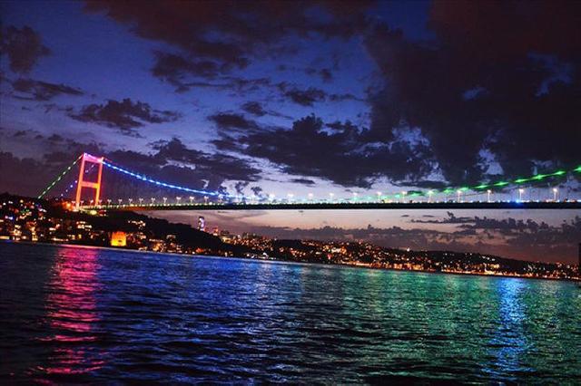 İstanbulun məşhur körpüsü Azərbaycan bayrağının rənginə boyandı