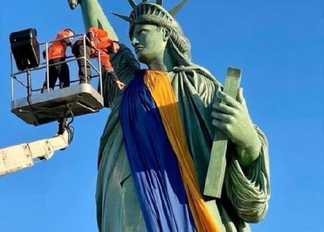 “Azadlıq heykəli” Ukraynanın bayrağına büründü