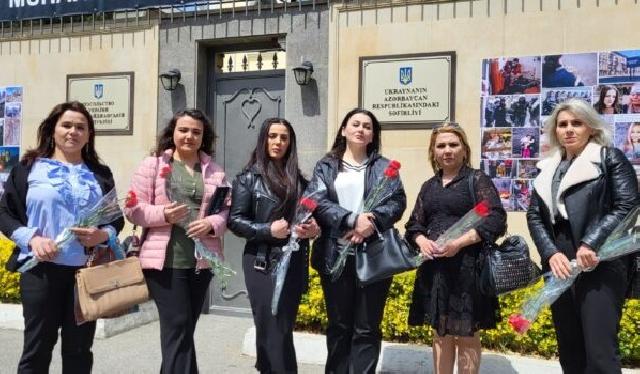 Siyasi qadınlardan Ukrayna səfirliyi önündə AKSİYA