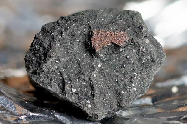 Yerə düşən meteoritdə iki naməlum material