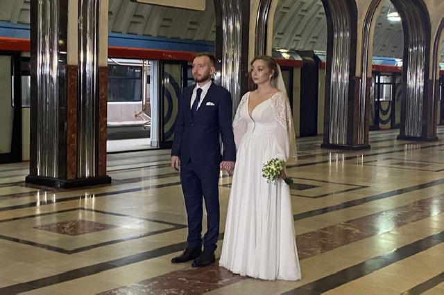 Metroda üç cütlük evləndi