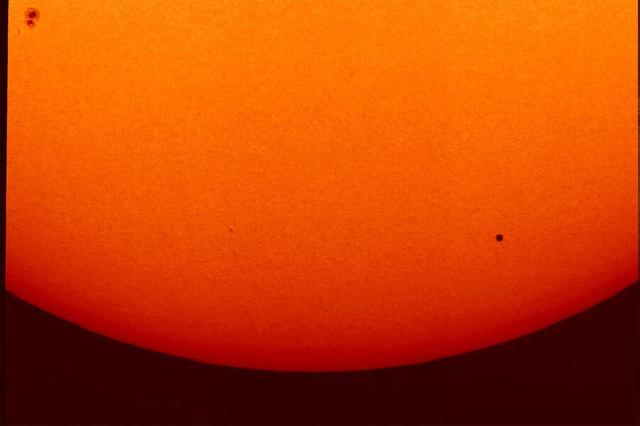 Merkuri Günəşin önündən keçərkən görüntüləndi