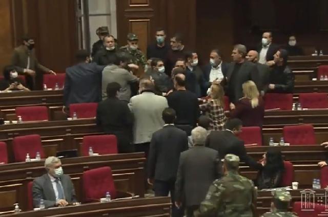 Ermənistan parlamentində dava