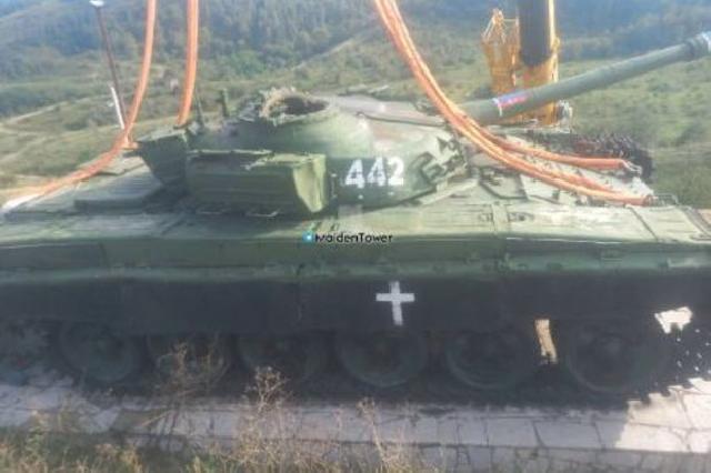Ermənilərin Şuşanın girişində quraşdırdıqları tank
