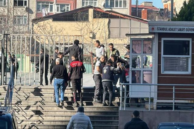 İstanbulda məhkəmə binasına silahlı hücum