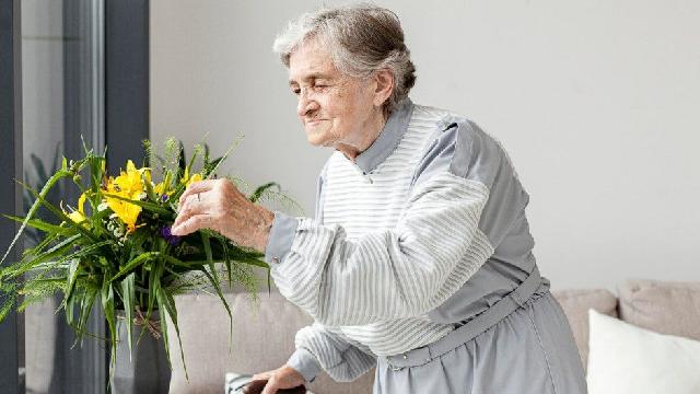Hələ də işləyən 102 yaşlı qadının SİRRİ